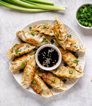 Colțunași de casă cu chimion negru și umplutură de Mexican Chicken